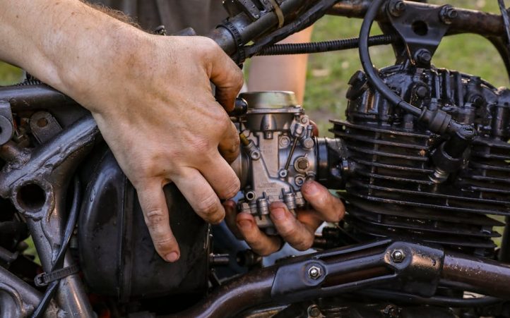 découvrez comment vérifier l'huile de votre motocyclette pour garantir un fonctionnement optimal de votre moteur. suivez nos conseils pratiques pour maintenir votre véhicule en excellent état et prolonger sa durée de vie.