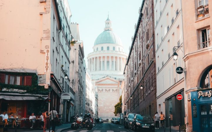 découvrez l'univers captivant des voitures emblématiques du cinéma français ! plongez dans l'histoire des films qui ont marqué les esprits, en mettant en avant des véhicules légendaires et leurs rôles mémorables sur grand écran.