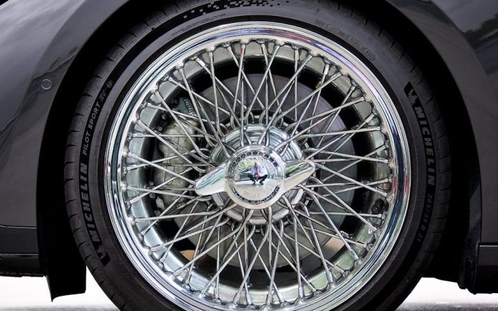 découvrez tout ce qu'il faut savoir sur la pression des pneus : conseils d'entretien, importance pour la sécurité et astuces pour optimiser la durée de vie de vos pneumatiques.