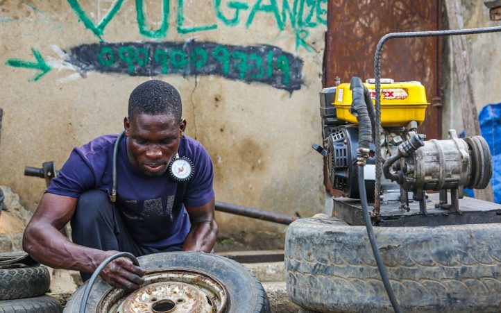 découvrez l'importance d'une maintenance régulière de vos pneus pour assurer votre sécurité sur la route. apprenez les meilleures pratiques pour prolonger la durée de vie de vos pneus et optimiser votre économie de carburant.