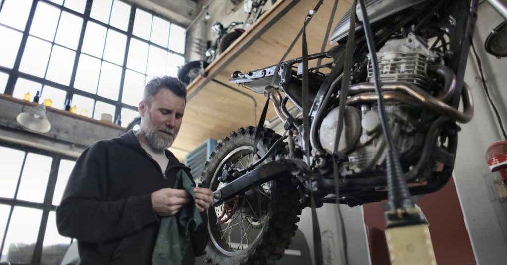 découvrez nos conseils essentiels pour l'entretien de votre moto. apprenez à prolonger la durée de vie de votre véhicule, à effectuer des vérifications régulières et à réaliser des réparations simples pour garantir des performances optimales sur la route.