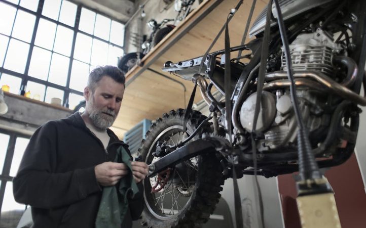 découvrez nos conseils essentiels pour l'entretien de votre moto. apprenez à prolonger la durée de vie de votre véhicule, à effectuer des vérifications régulières et à réaliser des réparations simples pour garantir des performances optimales sur la route.