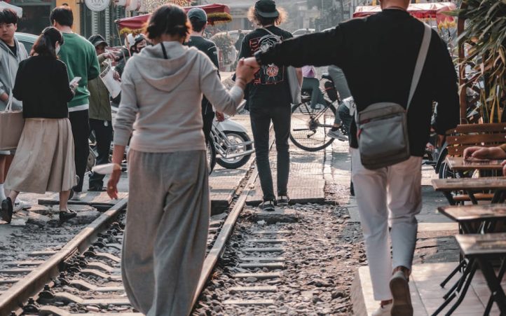 découvrez les enjeux et les solutions du transport urbain moderne. analyse des systèmes de mobilité durable, des innovations technologiques et des efforts pour réduire la congestion urbaine et améliorer la qualité de vie en ville.