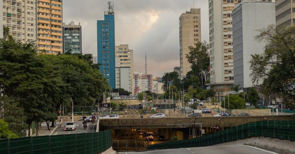 découvrez les défis majeurs liés aux infrastructures routières, incluant le financement, l'entretien et l'impact environnemental. explorez comment les pays s'efforcent d'améliorer leur réseau routier pour faire face à la croissance urbaine et à la durabilité.