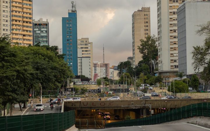 découvrez les défis majeurs liés aux infrastructures routières, incluant le financement, l'entretien et l'impact environnemental. explorez comment les pays s'efforcent d'améliorer leur réseau routier pour faire face à la croissance urbaine et à la durabilité.