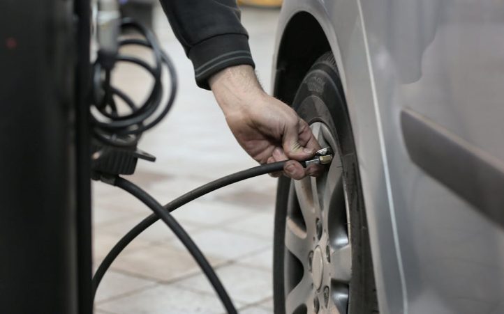 découvrez nos conseils pratiques et astuces essentielles pour l'entretien de votre voiture. assurez la longévité de votre véhicule grâce à des instructions claires sur les réparations, les contrôles réguliers et les services à effectuer, tout en économisant sur les coûts de maintenance.