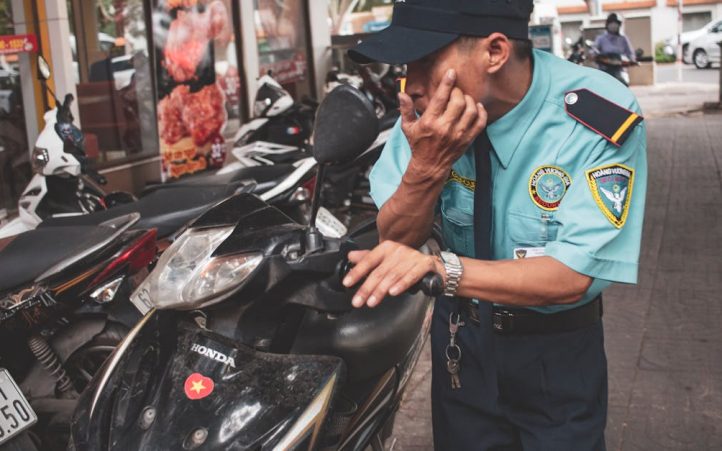 découvrez les vérifications essentielles après un accident de moto. assurez votre sécurité et celle de votre véhicule en suivant nos conseils pratiques pour évaluer les dommages, recueillir des preuves et mener à bien les démarches administratives.